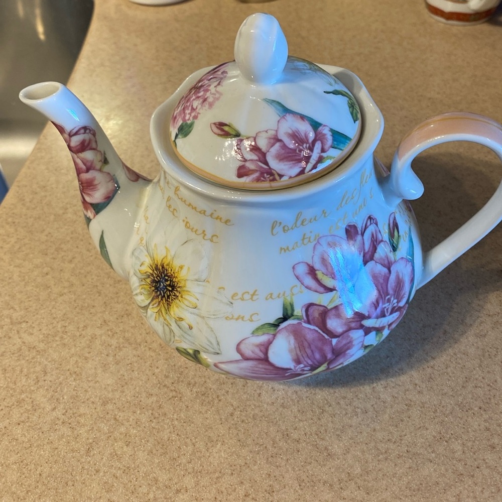 Vintage Kent Pottery teapot like new. Floral ceramic. D/W M/W safe. Beautiful